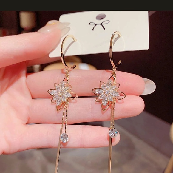 Elegant Gold Lotus Floral Drop Earrings - Picture 4 of 9